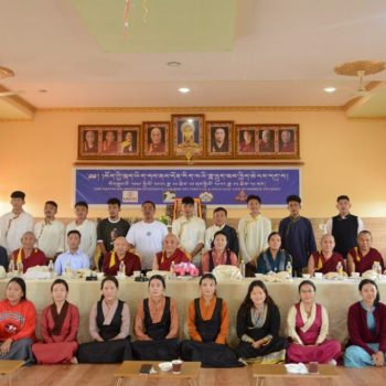 Group photo of participants and facilitators with the guests of the event