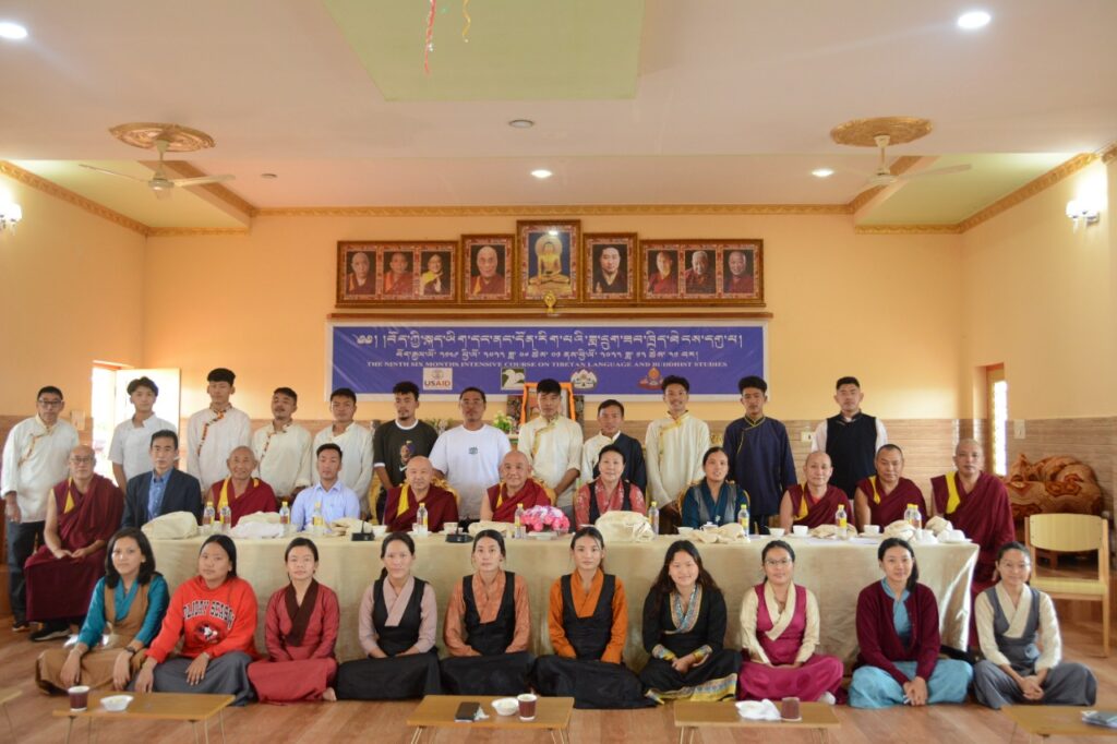 Group photo of participants and facilitators with the guests of the event