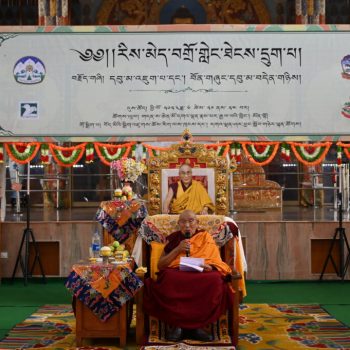 Kyabje Sharpa Choeje Rinpoche addressing the gathering.