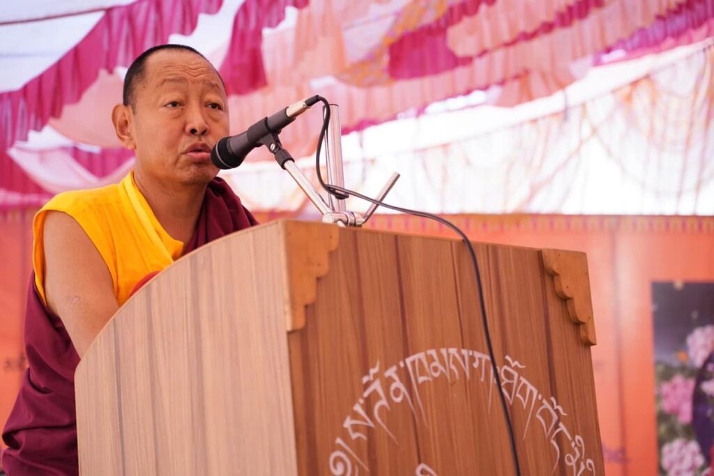 Kyabje Minling Khenchen Rinpoche addressing the gathering.