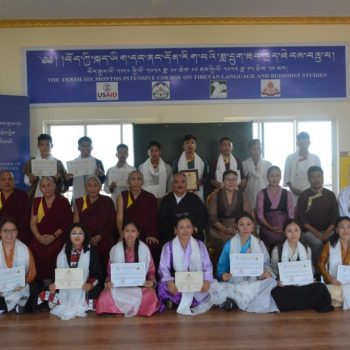 Group photo of the participants with the dignitaries.
